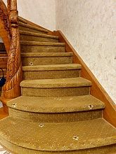 Круглый композиция из полушерстяной ковровой дорожки с укладкой на лестницу и второй этаж